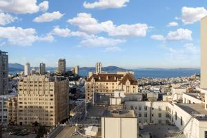 uma vista aérea de uma cidade com edifícios em InterContinental Mark Hopkins San Francisco, an IHG Hotel em São Francisco