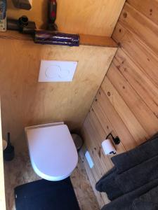 einen Blick über eine Toilette in einem winzigen Haus in der Unterkunft Cool de Sources in La Hulpe