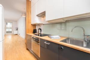 華沙的住宿－Apartament Polna by Your Freedom，厨房配有水槽和台面