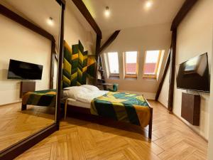um quarto com uma cama e um espelho em Long Attic Studio Poznań em Poznań