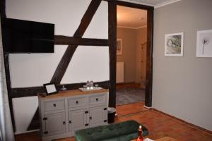 un soggiorno con TV a parete e cassettiera di Gutshauszimmer Premium Doppel a Neu Gaarz