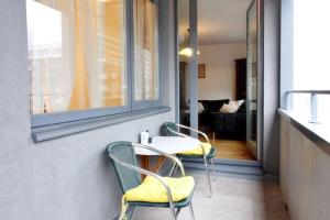 um quarto com duas cadeiras, uma mesa e uma janela em Grosse Balkonwohnung bei UNO City em Viena