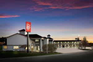 Um edifício com um cartaz de coca cola à frente. em Red Roof Inn Weedsport em Weedsport