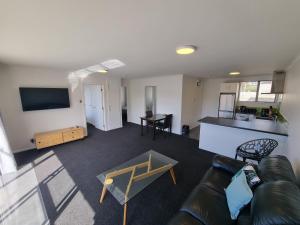 TV a/nebo společenská místnost v ubytování Edward Street Apartments