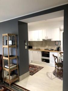 une cuisine avec des placards blancs et un mur noir dans l'établissement Contemporary Studio in the heart of Paddington, à Brisbane