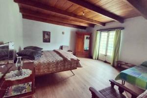 1 dormitorio con 1 cama grande y suelo de madera en Thomas Bains Cottage, rustic farmhouse views in Die Vlug, 