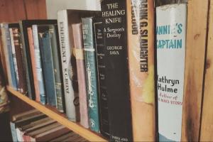 a book shelf filled with lots of books at Thomas Bains Cottage, rustic farmhouse views in Die Vlug 