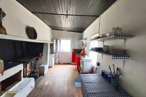 Una cocina o cocineta en Thomas Bains Cottage, rustic farmhouse views in Die Vlug