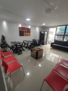ein Zimmer mit Stühlen, einem Tisch und einem Spielezimmer in der Unterkunft Hostel Princess Copacabana in Rio de Janeiro