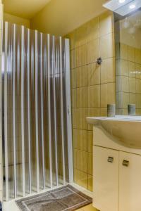 a bathroom with a sink and a shower at ΔΙΑΜΈΡΙΣΜΑ ΜΕΝΤΗΣ in Igoumenitsa +54 photos