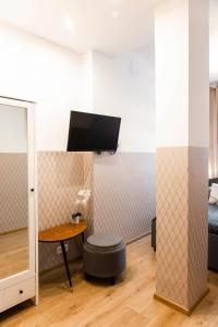 Una televisión o centro de entretenimiento en ClickTheFlat Royal Route Warecka Apart Rooms