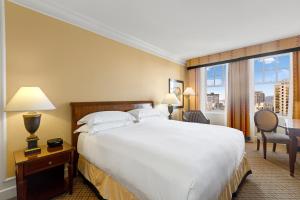 Postel nebo postele na pokoji v ubytování InterContinental Mark Hopkins San Francisco by IHG