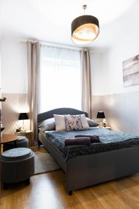 een slaapkamer met een bed en een groot raam bij ClickTheFlat Royal Route Warecka Apart Rooms in Warschau