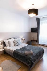 um quarto com uma cama grande num quarto em ClickTheFlat Royal Route Warecka Apart Rooms em Varsóvia