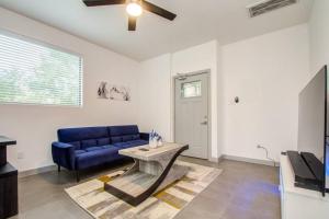 Modern 2 Bedroom 2 Bathroom Near Downtown Houston tesisinde bir oturma alanı