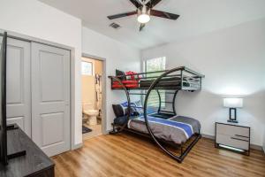 Modern 2 Bedroom 2 Bathroom Near Downtown Houston tesisinde bir ranza yatağı veya ranza yatakları