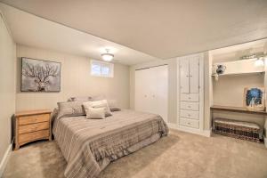 um quarto com uma cama e uma cómoda em Pocatello Retreat about 3 Mi to Downtown! em Pocatello