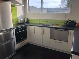 Kuchyň nebo kuchyňský kout v ubytování Edward Street Apartments + 5 fotografií