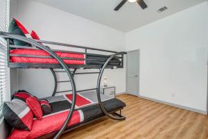 Tempat tidur susun dalam kamar di Modern 4 Bedroom 4 Bathroom Near Downtown Houston