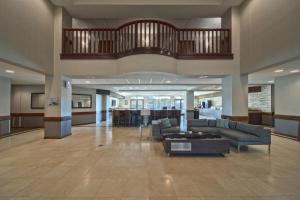 un hall d'un hôpital avec des canapés et une table dans l'établissement Wingate by Wyndham and Williamson Conference Center, à Round Rock