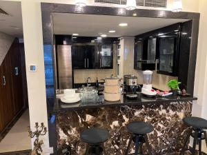 Cucina o angolo cottura di Luxury hotel apartment with pools in front AUC
