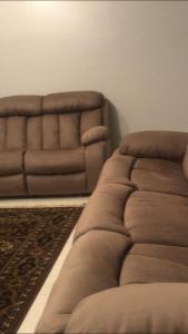 um sofá castanho numa sala de estar com em الهرم شارع الزعفران من احمد ماهر خلف محافظة الجيزة no Cairo