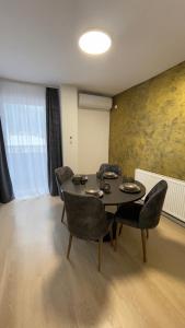 een eetkamer met een tafel en stoelen bij Apartman Lux in Žepče