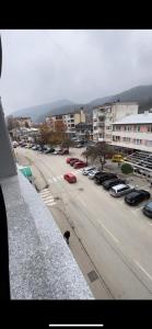 een uitzicht op een parkeerplaats met geparkeerde auto's bij Apartman Lux in Žepče