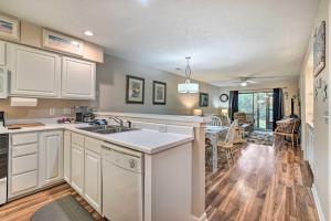 Η κουζίνα ή μικρή κουζίνα στο True Blue Golf Resort Condo - 3 Mi to Beach!