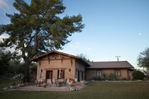 una casa con mesas y sillas frente a ella en Kay El Bar Guest Ranch en Wickenburg