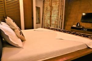 Postel nebo postele na pokoji v ubytování Amraness Luxury Resort Sasan Gir