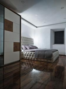 En eller flere senge i et værelse på Stara Pošta Apartment 8
