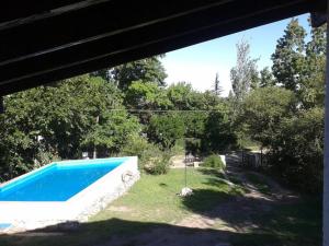 una piscina en un patio con árboles en Alquilo Casa en Tanti in 