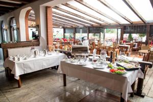 a restaurant with two tables with plates of food on them at COLUMBUS Apartamenty Ustka - Marynarki Polskiej 2 in Ustka