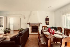 une salle à manger avec une table et une cheminée dans l'établissement Ocean Suites, à Bahía de Sant Antoni