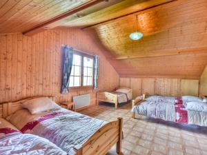 - une chambre avec 2 lits dans une cabane en bois dans l'établissement Appartement Les Gets, 5 pièces, 12 personnes - FR-1-685-39, aux Gets
