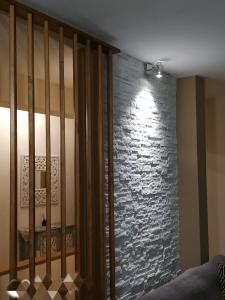 pared de piedra en una habitación con ventana en Elegant View - Trikala - 3BD Apt, en Tríkala