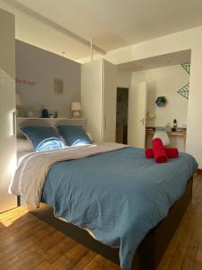 una camera da letto con un grande letto con cuscini rossi di 1bispoitiers a Poitiers