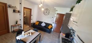 ein Wohnzimmer mit einem Sofa und einem Tisch in der Unterkunft Home-like Apartment in Rom