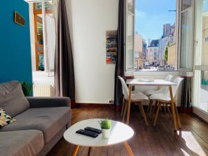 a living room with a couch and a table at 1bispoitiers in Poitiers