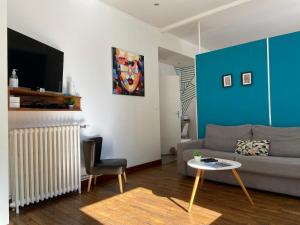 uma sala de estar com um sofá e uma mesa em 1bispoitiers em Poitiers