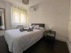 een slaapkamer met een wit bed en een raam bij VUT Nohales Home in Nohales