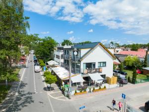 an overhead view of a building on a city street at Pokoje Gościnne - Port in Międzywodzie