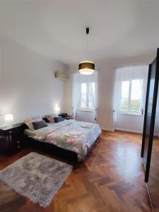 Postel nebo postele na pokoji v ubytování 2 bedroom apartment in the city
