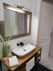 Koupelna v ubytování 2 bedroom apartment in the city