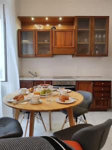 Kuchyň nebo kuchyňský kout v ubytování 2 bedroom apartment in the city