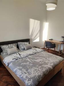 Postel nebo postele na pokoji v ubytování 2 bedroom apartment in the city