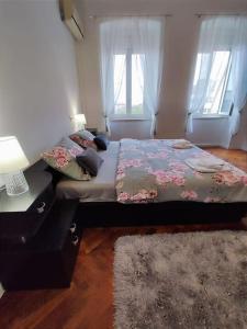 Postel nebo postele na pokoji v ubytování 2 bedroom apartment in the city