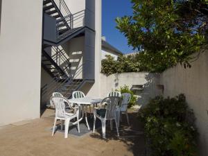 レ・サ​​ーブル・ドロンヌにあるAppartement Les Sables-d'Olonne, 4 pièces, 6 personnes - FR-1-92-590の建物横のテーブルと椅子