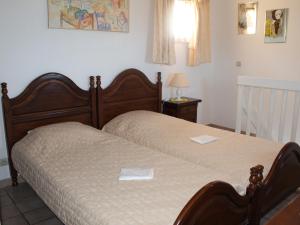 バニュルス・シュル・メールにあるAppartement Banyuls-sur-Mer, 4 pièces, 6 personnes - FR-1-309-82のベッドルーム1室(白いプレート2枚が付いたベッド1台付)